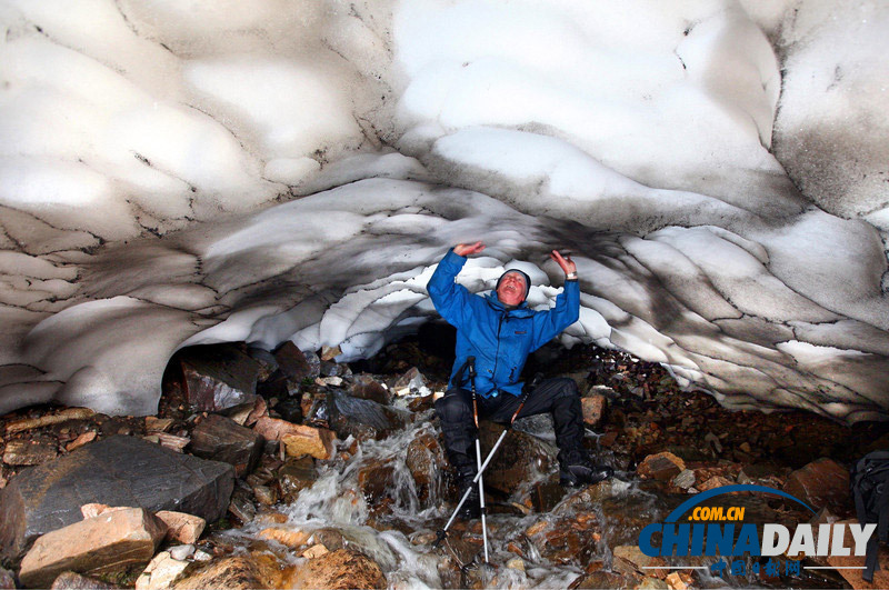 英男子发现百余米“冰雪隧道” 熬过夏季的冰川奇迹