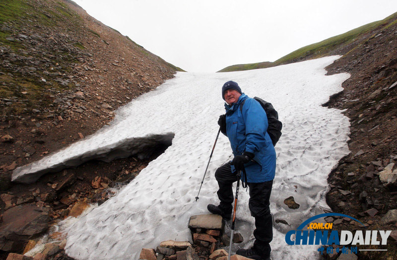 英男子发现百余米“冰雪隧道” 熬过夏季的冰川奇迹