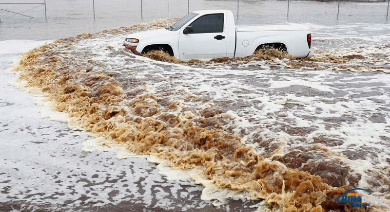 美国亚利桑那州暴雨致洪水泛滥 车辆变“游船”