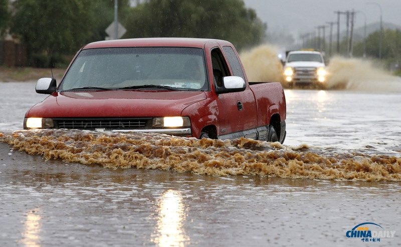 美国亚利桑那州暴雨致洪水泛滥 车辆变“游船”