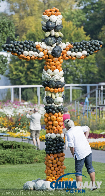 德国2万南瓜打造秋季园艺展 趣味南瓜雕塑酷似华表