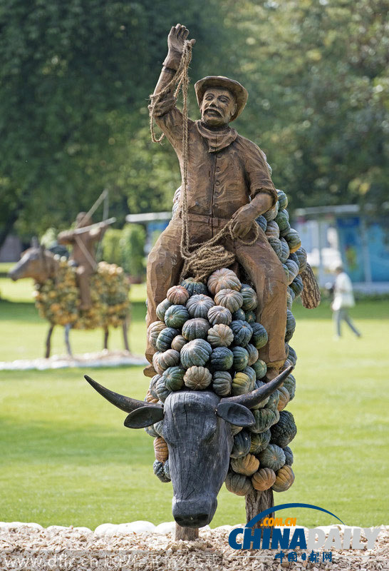 德国2万南瓜打造秋季园艺展 趣味南瓜雕塑酷似华表