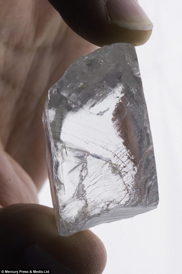南非232克拉钻石晶莹剔透 估价9900万人民币