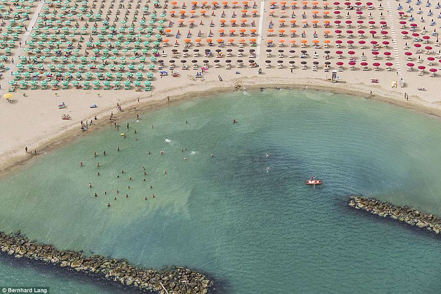 意大利海岸现巨型沙滩伞方阵 颜色亮丽场面壮观