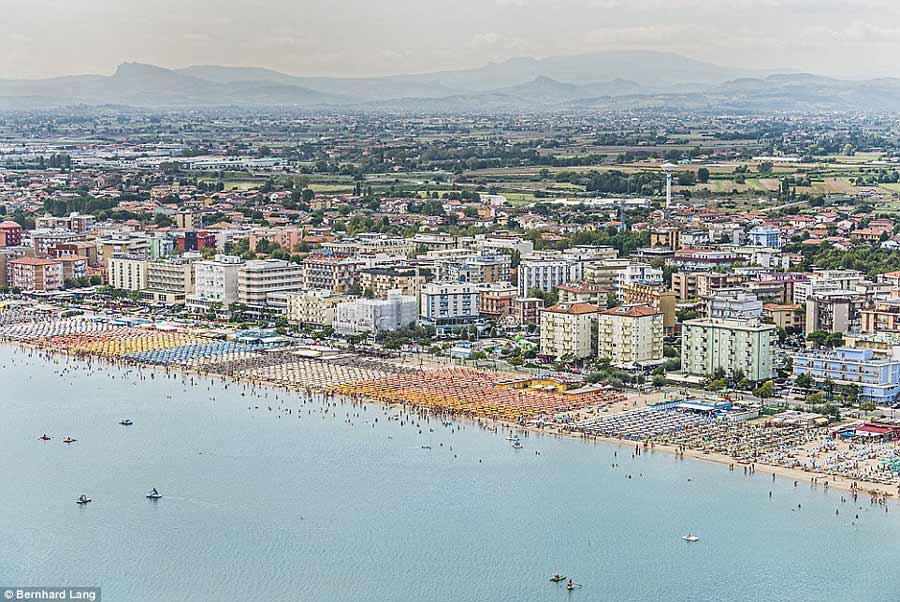 意大利海岸现巨型沙滩伞方阵 颜色亮丽场面壮观