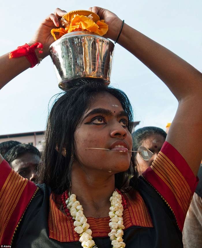 大千世界：印度教徒钢针穿肉身庆大宝森节