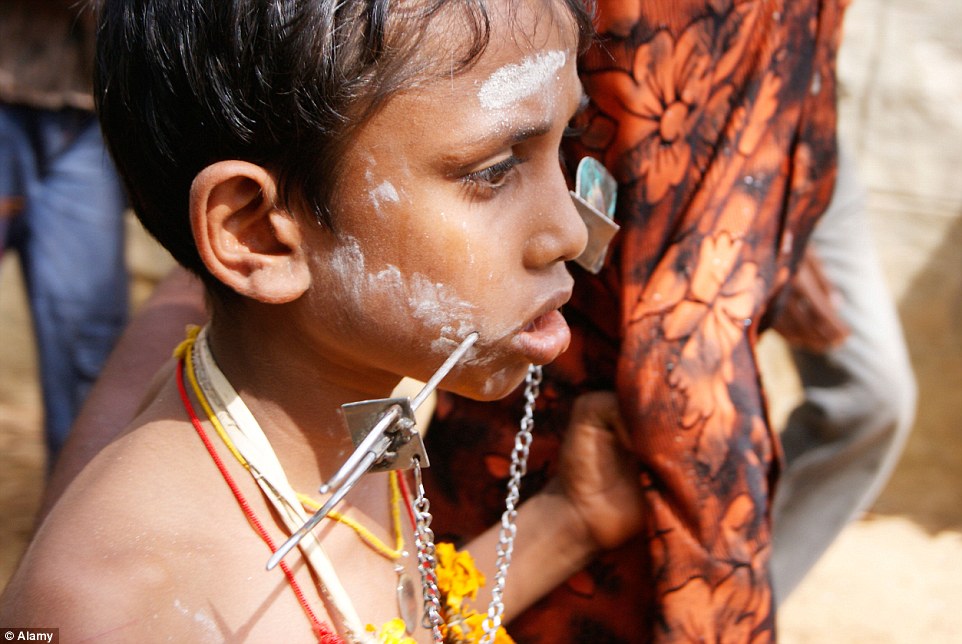 大千世界：印度教徒钢针穿肉身庆大宝森节