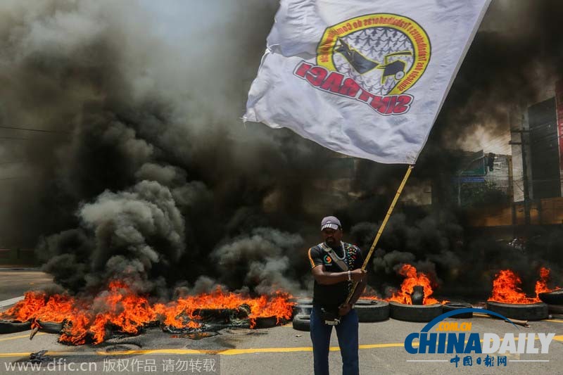 巴西小贩被禁街头贩卖 焚烧轮胎封路抗议