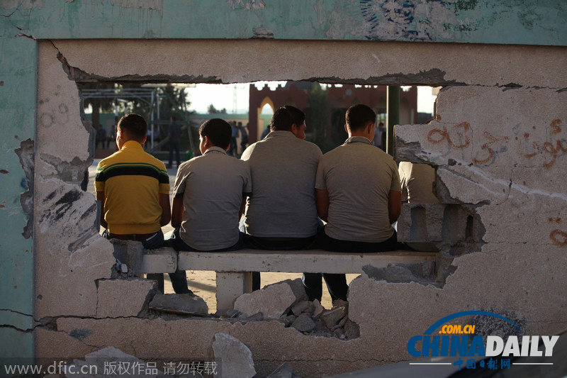 加沙迎来新学期 学生在遭以军炸毁教室中上课
