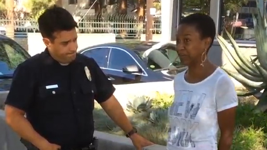 美国黑人女星车内吻白人男友后竟被警察当妓女