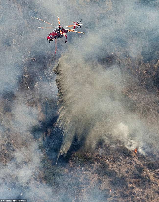 美国加州山火肆虐 数十户家庭被迫撤离