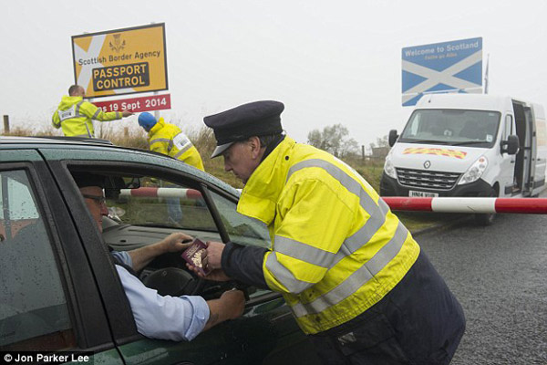 恶作剧者在苏格兰边界设“护照检查站” 称为缓和气氛