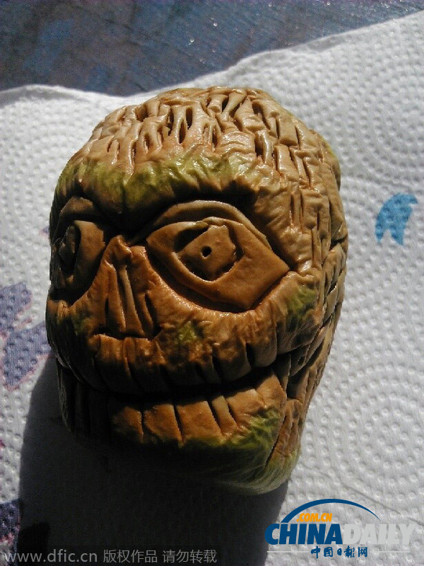 奇葩艺术：手工雕刻苹果干瘪酷似骷髅