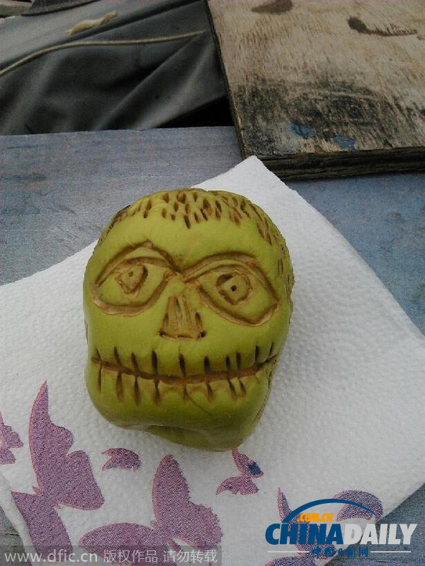 奇葩艺术：手工雕刻苹果干瘪酷似骷髅