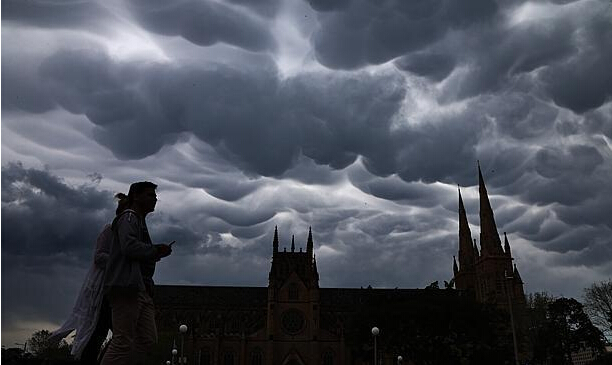 澳大利亚悉尼遭黑云压城 气势磅礴似科幻大片