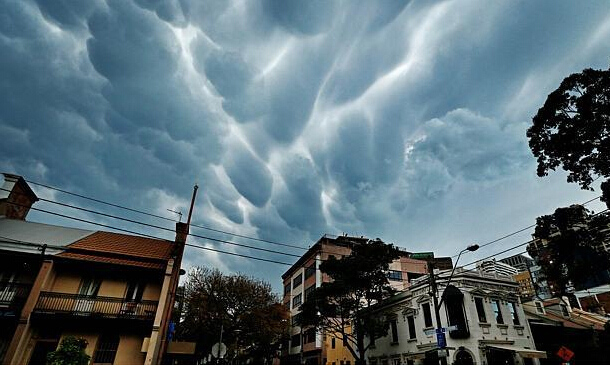 澳大利亚悉尼遭黑云压城 气势磅礴似科幻大片