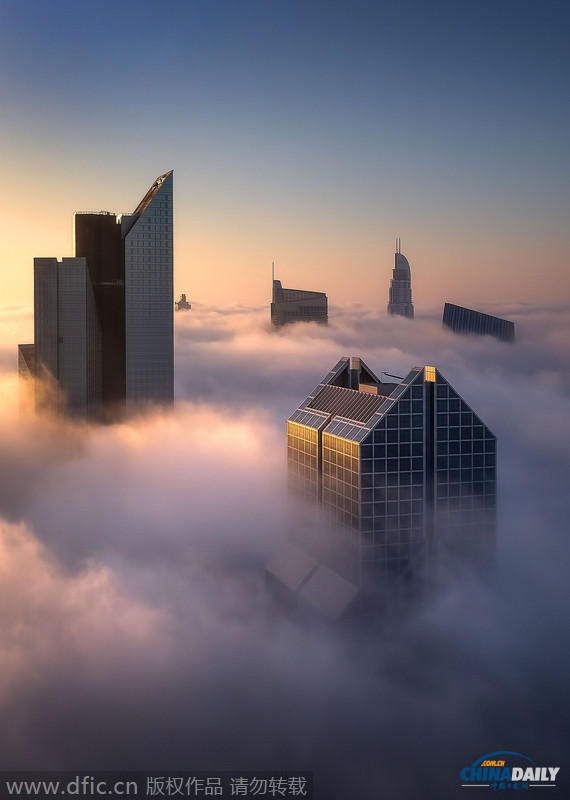 浓雾笼罩下的迪拜 亮光朦胧闪烁宛若另一个世界