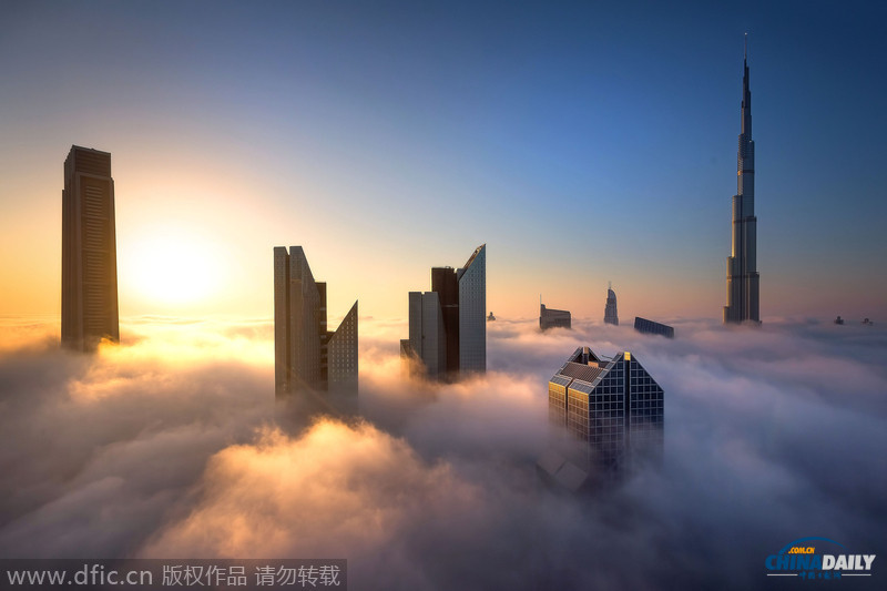 浓雾笼罩下的迪拜 亮光朦胧闪烁宛若另一个世界