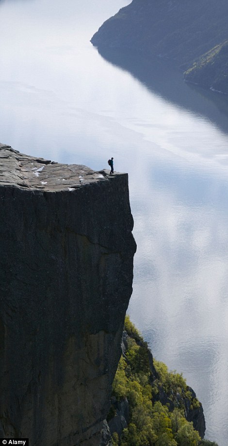 只为拍照 挪威父母竟将婴儿放悬崖边