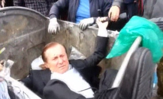 乌克兰议员被民众扔进垃圾桶