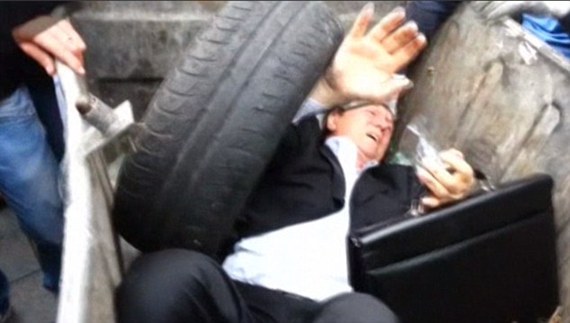 乌克兰议员被民众扔进垃圾桶