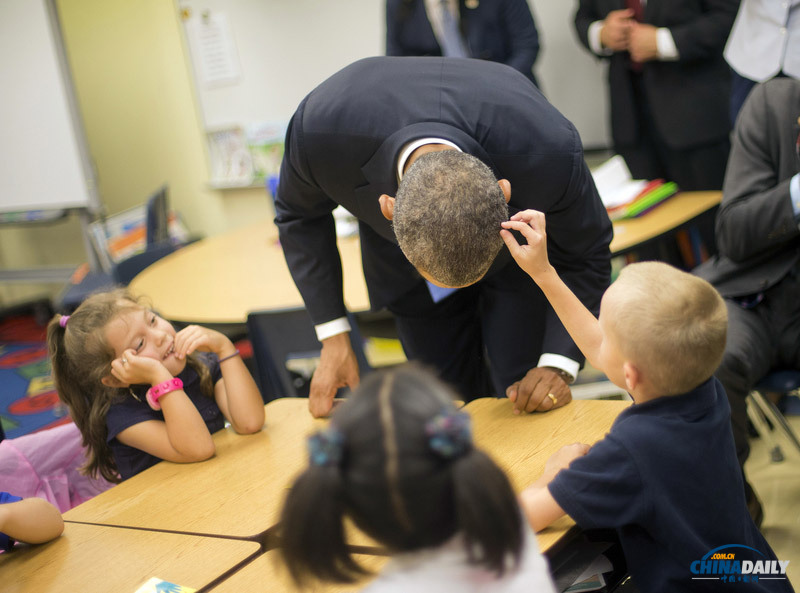 奥巴马造访小学变身老顽童 俯身让孩子摸头发