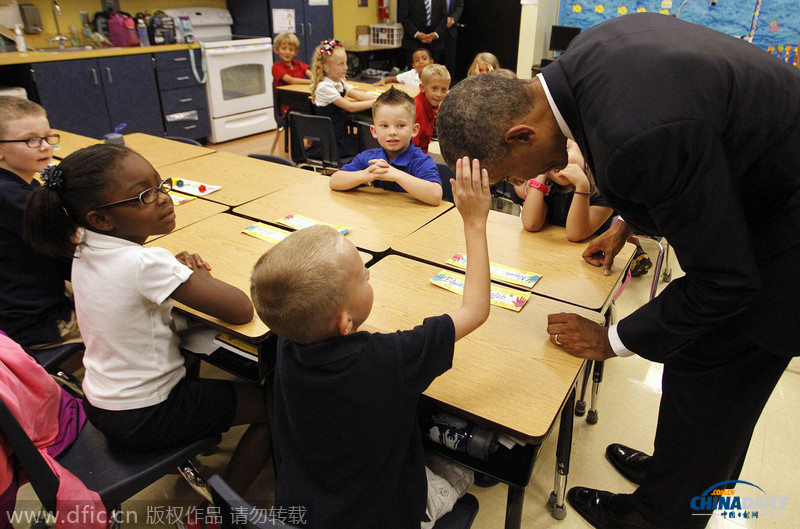 奥巴马造访小学变身老顽童 俯身让孩子摸头发