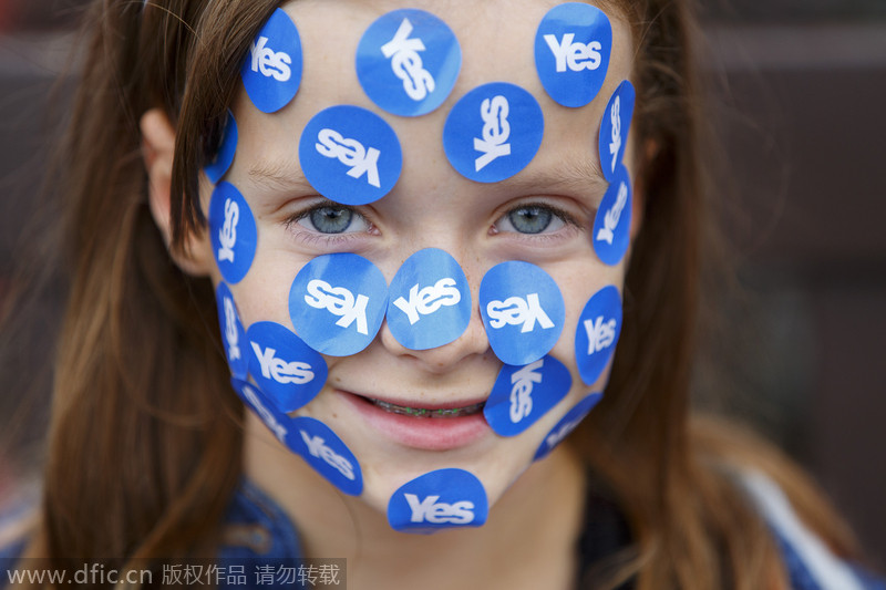 苏格兰公投投票结束 民众游行表达支持或反对
