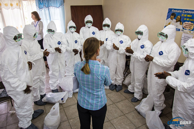 世卫人员教塞拉利昂护士使用护具严防埃博拉病毒