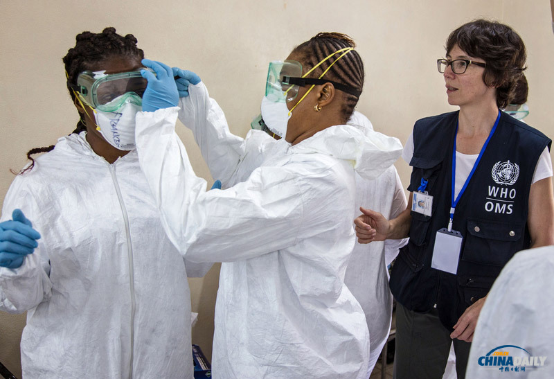 世卫人员教塞拉利昂护士使用护具严防埃博拉病毒