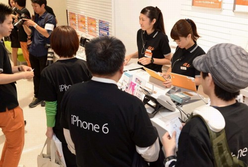 日本开售iPhone6 中国代购者蜂拥而至(组图)