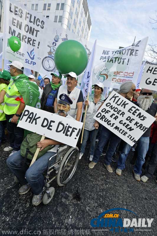 比利时民众扮老人街头抗议退休年龄推迟