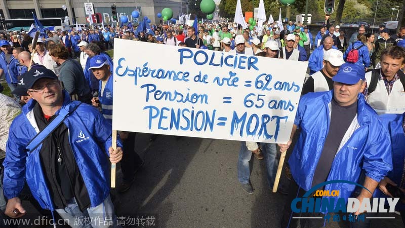 比利时民众扮老人街头抗议退休年龄推迟