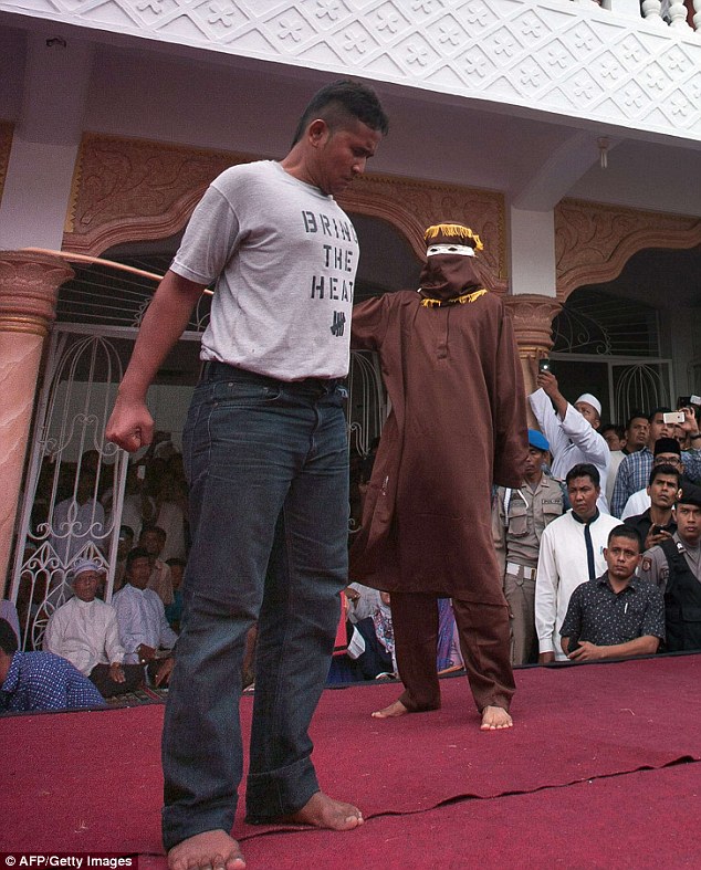 印尼8名赌徒清真寺集体受鞭刑 千人围观