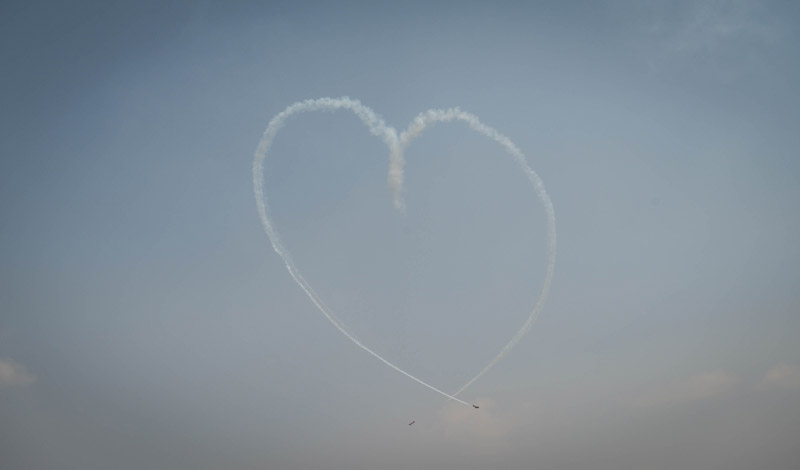 非洲航空航天防务展飞行表演秀 烟雾划出心形图案