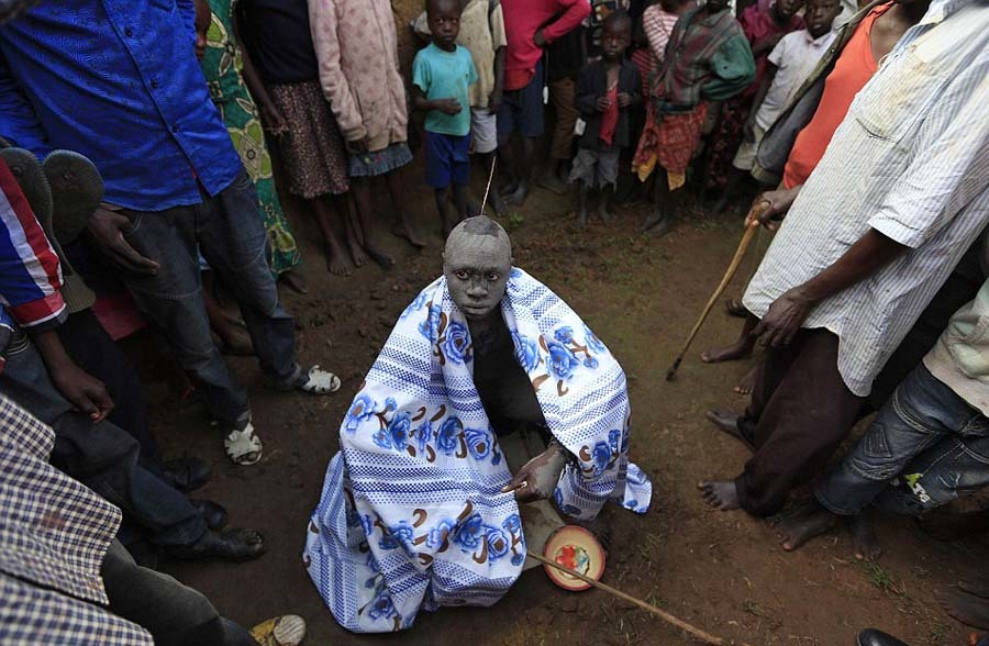 肯尼亚男孩割礼：仪式前跳入冰冷河水麻醉（组图）