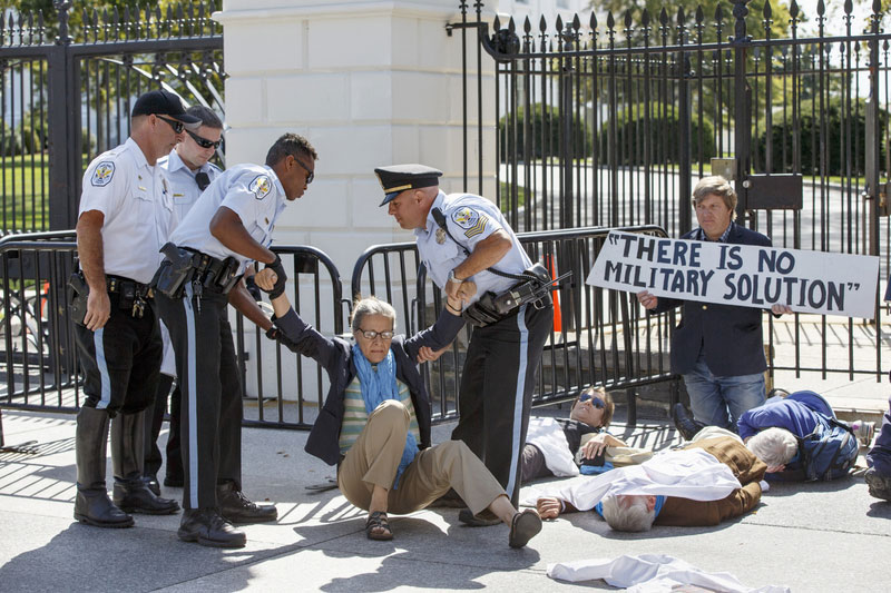 反战者白宫前“躺尸”抗议美空袭叙利亚 多人遭逮捕