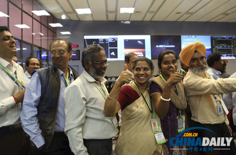 印度科研人员欢呼庆祝火星探测器入轨