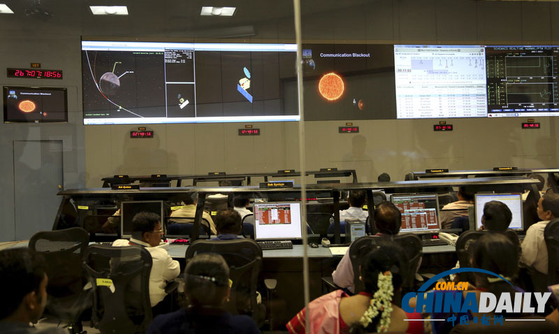 印度科研人员欢呼庆祝火星探测器入轨