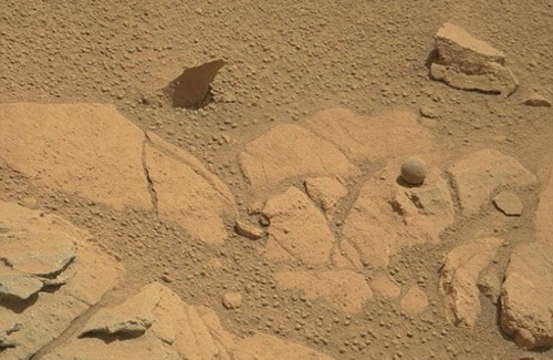 “好奇号”新发现：火星表面怪石酷似交通灯（图）