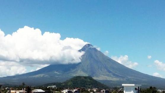 菲律宾警告九座城镇防备来自马荣火山的火山灰沉降