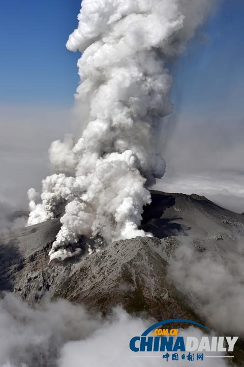 日本中部御岳山火山喷发 已有8人受伤