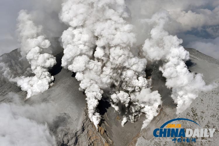 日本中部御岳山火山喷发 已有8人受伤