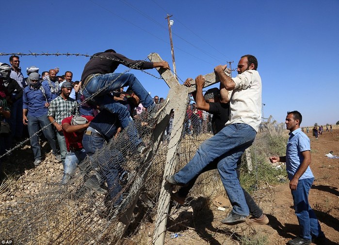 土耳其叙利亚边境再发动乱 难民拆铁丝网逃入土耳其