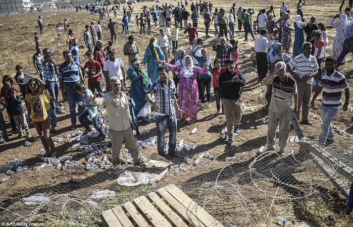土耳其叙利亚边境再发动乱 难民拆铁丝网逃入土耳其