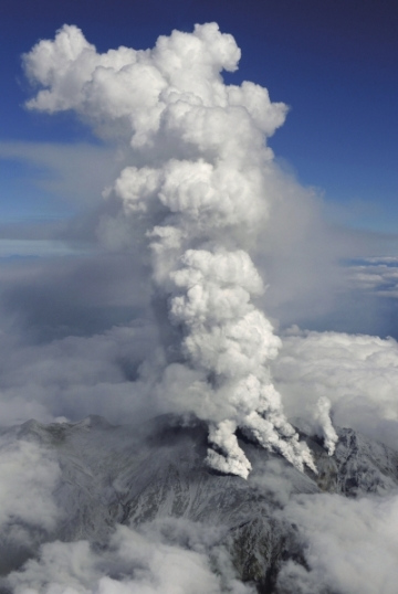 日本御岳山火山喷发致33人失踪 42人受伤