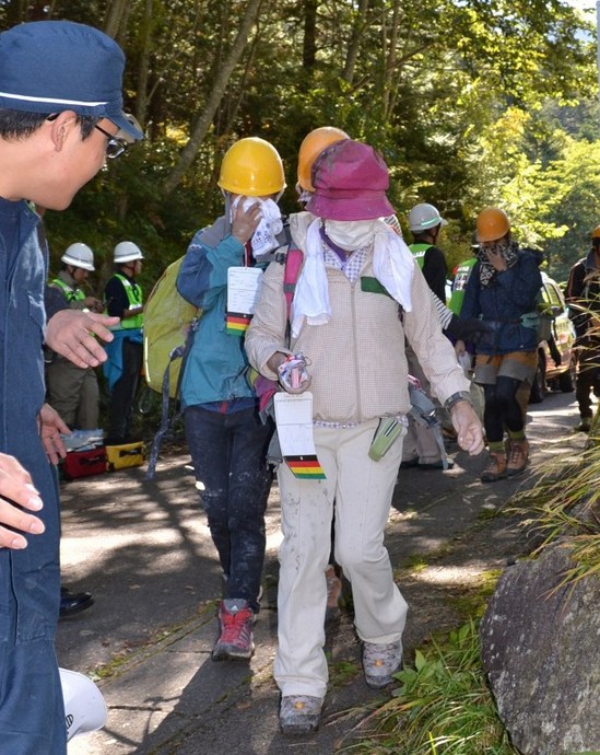日本火山爆发 警方确认30余名登山客遇难
