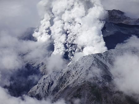 日本火山喷发持续 33人失踪7人确认被埋