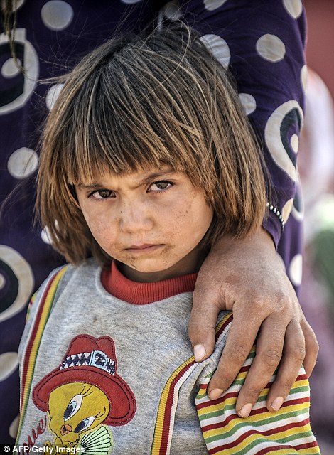 叙利亚边境线上等待通过的小女孩,风尘仆仆,眼神中透露着对战争的迷茫