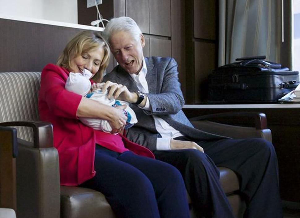 克林顿夫妇医院探望外孙女 怀抱小不点合不拢嘴